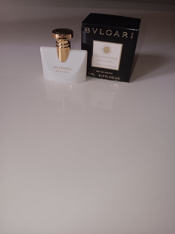 Bvlgari Splendida Patchouli Tentation 5 ml [Parfum miniature Patchouli Tentation de Bvlgari

Petit flacon Bvlgari Splendida pour femme [Parfum féminin Bvlgari en petit format

Mini flacon de fragrance Patchouli Tentation [Bvlgari Splendida parfum format poche

Parfum de luxe Bvlgari pour collectionneuses [Miniature parfum Bvlgari facile à transporter [Flacon 5 ml de Bvlgari Splendida Patchouli Tentation [Parfum Patchouli Tentation en format miniature
