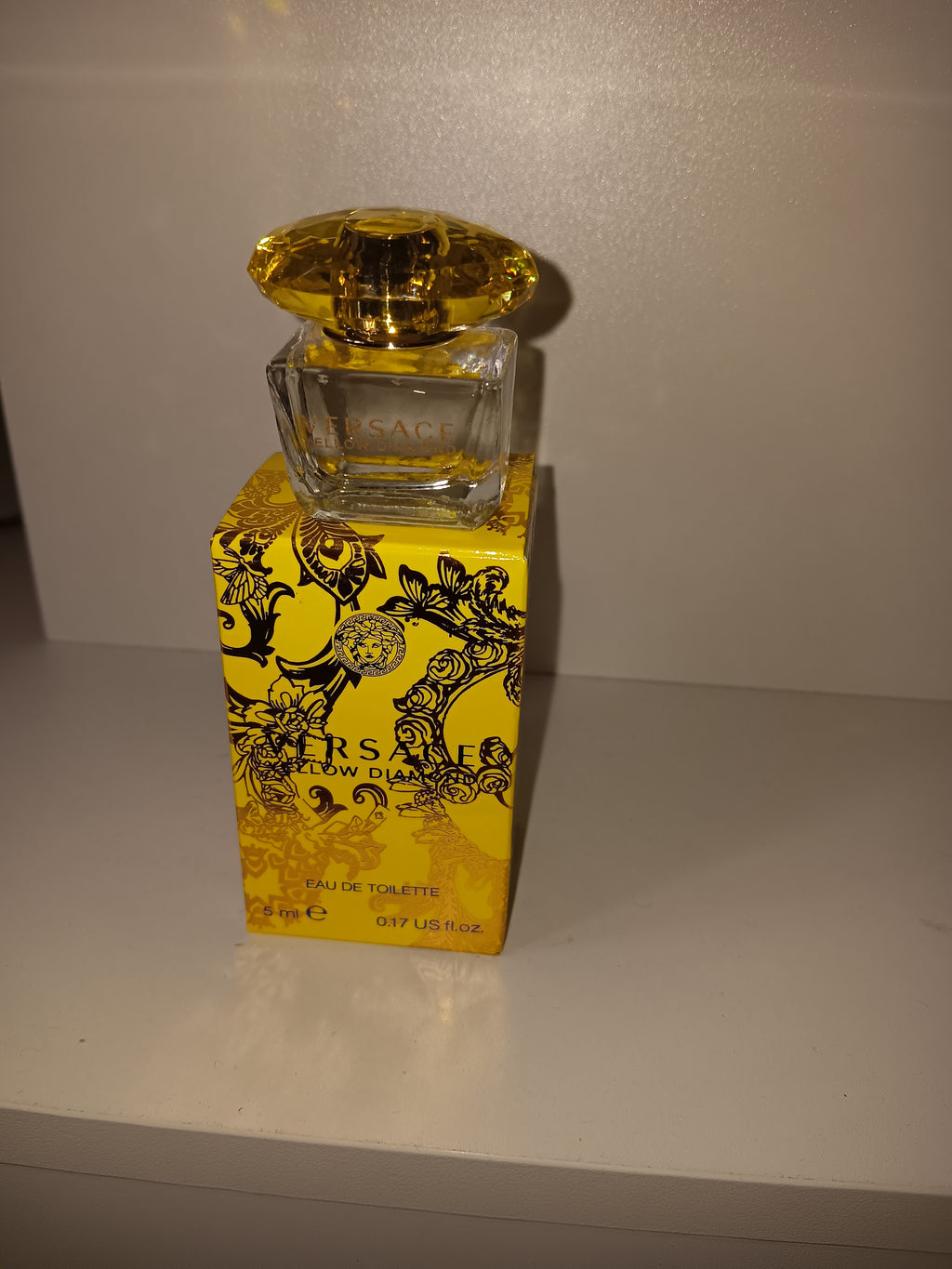 Miniature Versace Yellow Diamond 5 ml [Parfum Yellow Diamond pour femme [Flacon miniature Versace Yellow Diamond [Parfum Versace format voyage [Mini parfum féminin Versace
Versace Yellow Diamond petit format [Parfum de luxe femme en miniature [Flacon de parfum Versace 5 ml [Miniature parfum Yellow Diamond
Parfum Versace à emporter partout