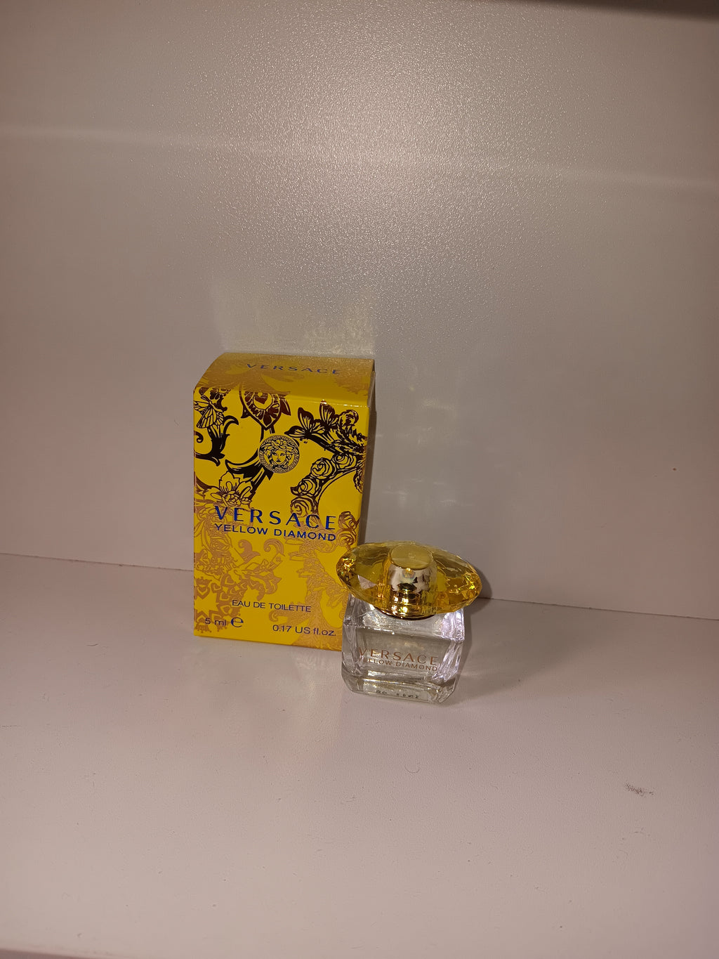 Miniature Versace Yellow Diamond 5 ml [Parfum Yellow Diamond pour femme [Flacon miniature Versace Yellow Diamond [Parfum Versace format voyage [Mini parfum féminin Versace
Versace Yellow Diamond petit format [Parfum de luxe femme en miniature [Flacon de parfum Versace 5 ml [Miniature parfum Yellow Diamond
Parfum Versace à emporter partout