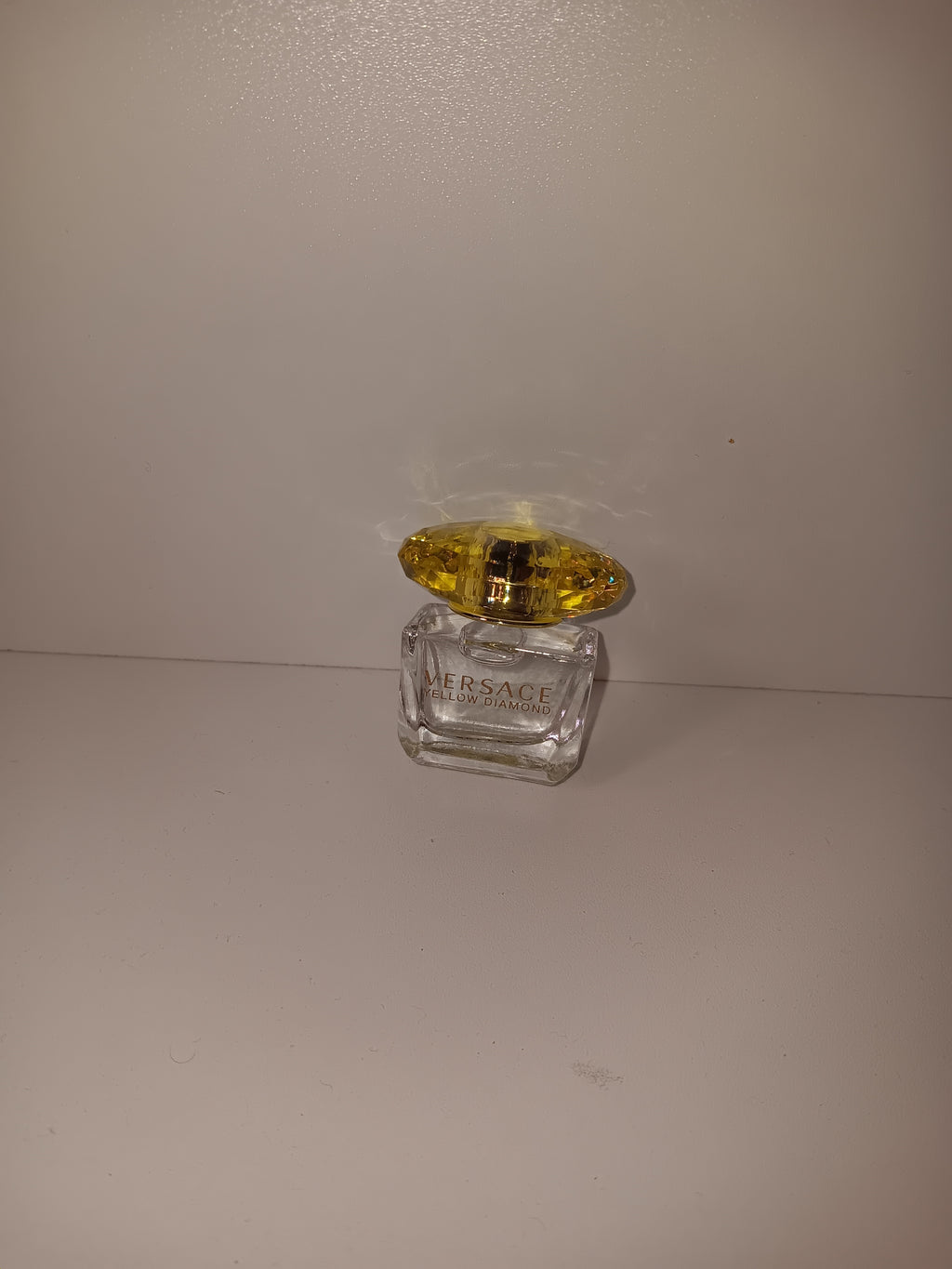 Miniature Versace Yellow Diamond 5 ml [Parfum Yellow Diamond pour femme [Flacon miniature Versace Yellow Diamond [Parfum Versace format voyage [Mini parfum féminin Versace
Versace Yellow Diamond petit format [Parfum de luxe femme en miniature [Flacon de parfum Versace 5 ml [Miniature parfum Yellow Diamond
Parfum Versace à emporter partout